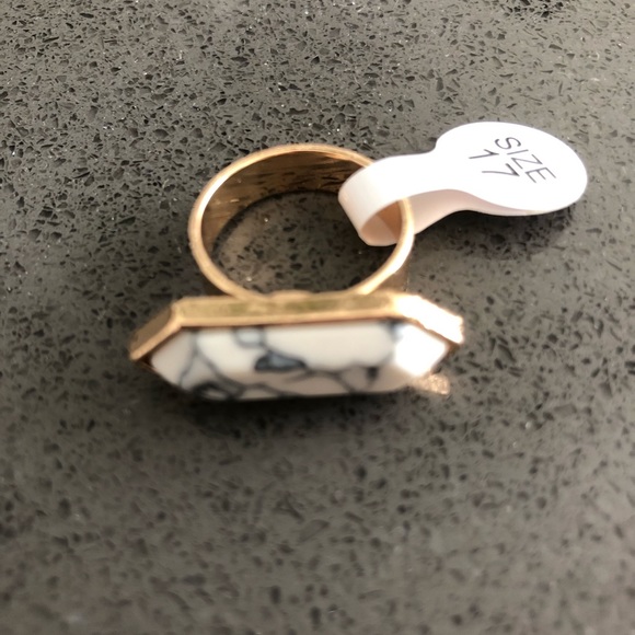 White Marble Stone Gold Ring - Picture 5 of 6